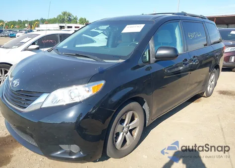 2012 Toyota Sienna Le V6 8 Passenger z USA, uszkodzony, nr VIN 5TDKK3DC5CS238128
